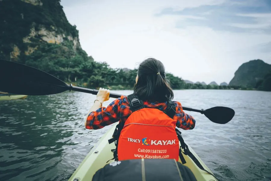 Kayak Tràng An – Khám phá liên hồi những điểm check-in nổi bật từ xa xưa