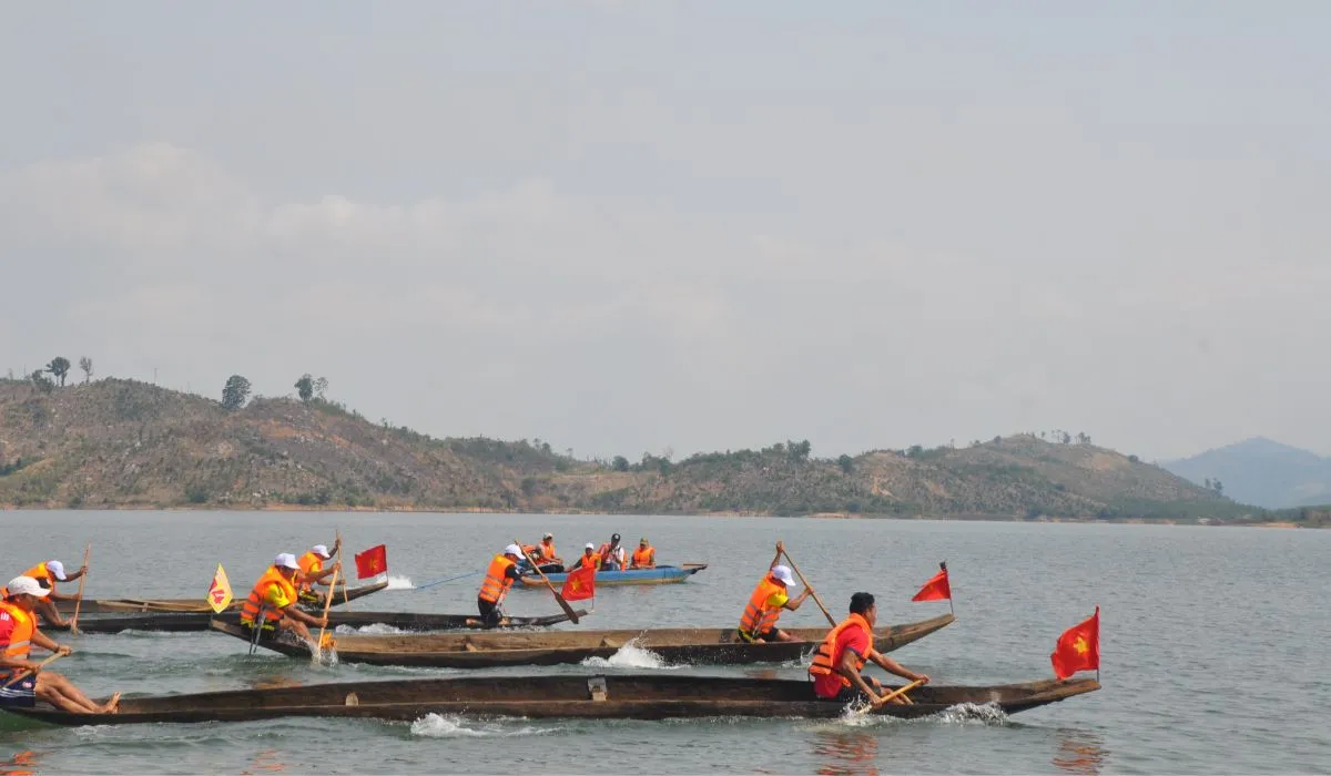 Khám phá Hội đua thuyền độc mộc trên sông Pô Cô cực sôi động