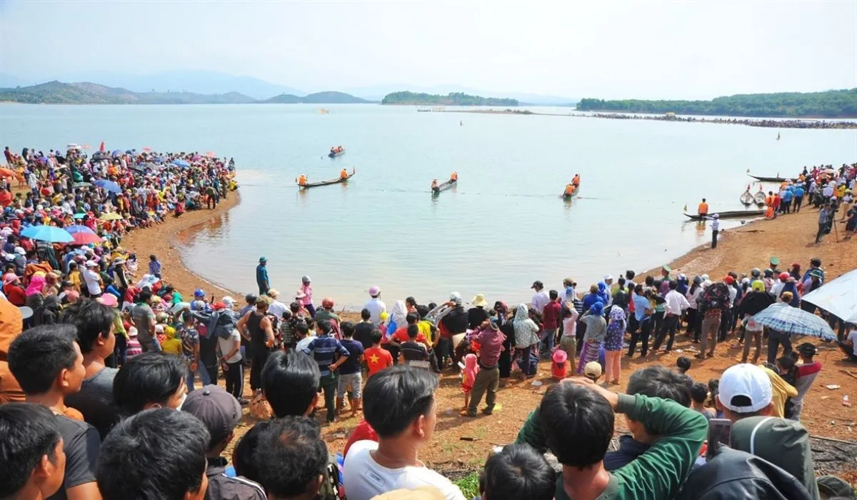 Khám phá Hội đua thuyền độc mộc trên sông Pô Cô cực sôi động