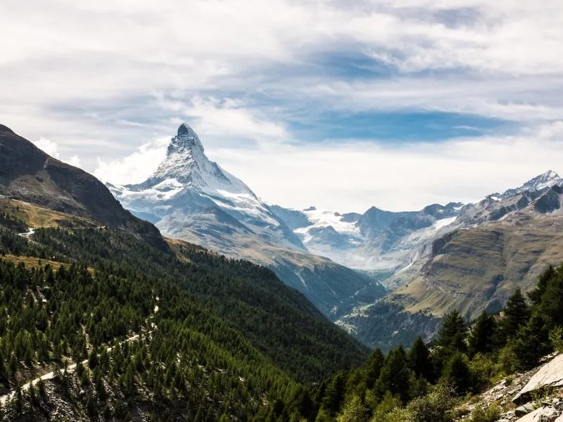 Khám phá ngôi làng Zermatt cổ kính dưới chân núi Matterhorn