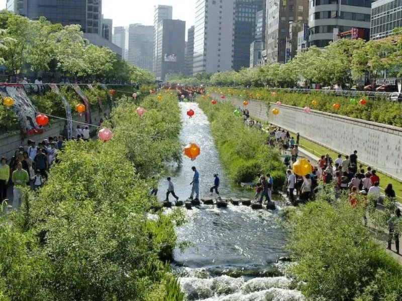 Khám phá suối Cheonggyecheon, ốc đảo xanh mát giữa lòng Seoul