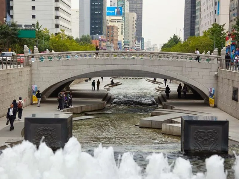 Khám phá suối Cheonggyecheon, ốc đảo xanh mát giữa lòng Seoul