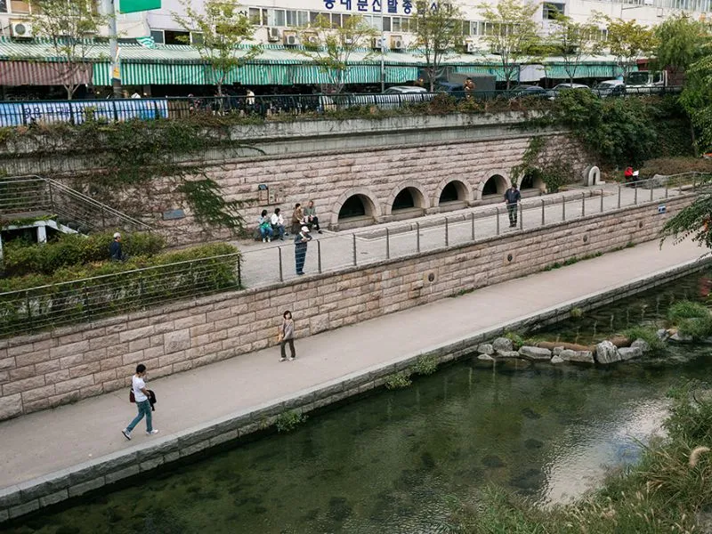 Khám phá suối Cheonggyecheon, ốc đảo xanh mát giữa lòng Seoul