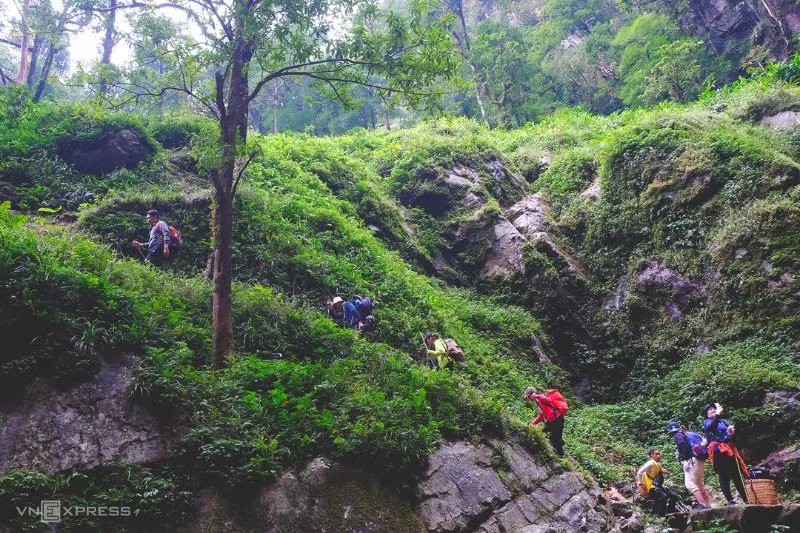 Khám phá thác Ong Chúa kỳ vĩ trên đường leo núi Nhìu Cồ San