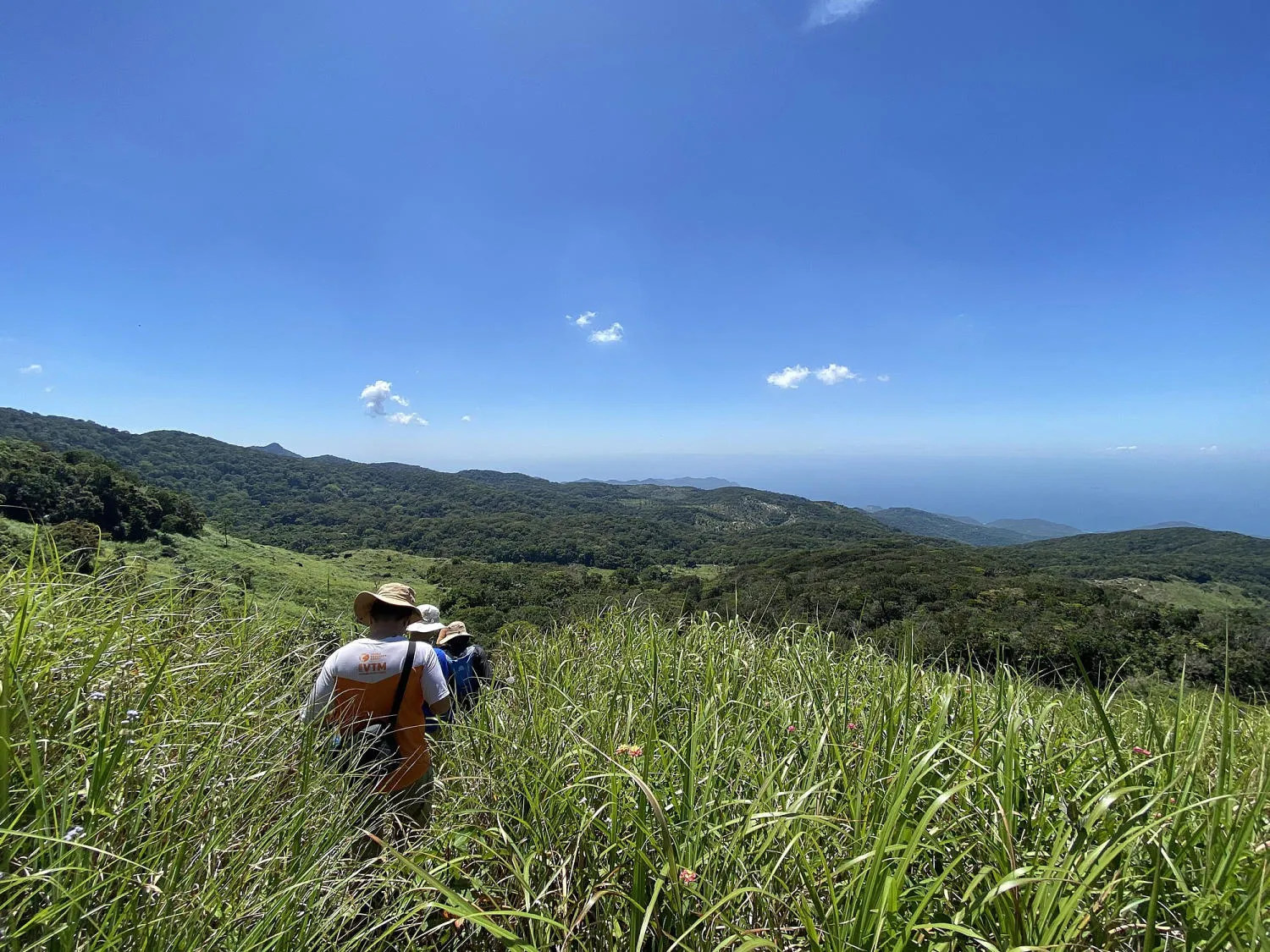 Kinh nghiệm trekking Núi Chúa, tắm biển Bình Hưng cho mùa hè thêm sôi động