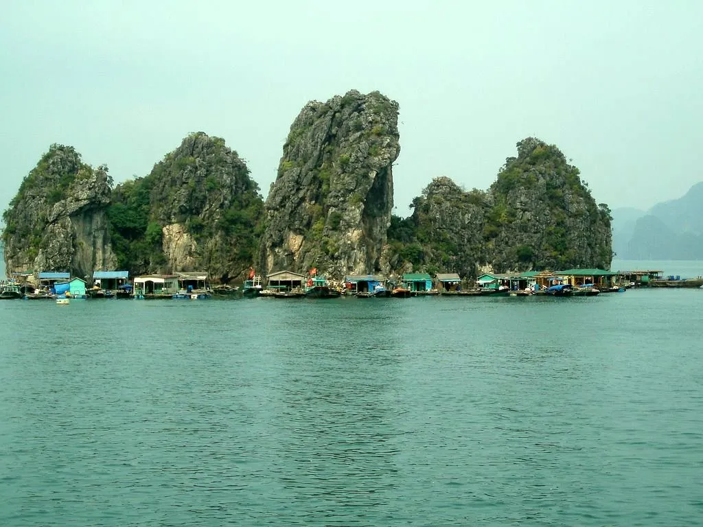 Làng chài Cửa Vạn – Ngôi làng nhỏ thanh bình giữa Vịnh Thiên Đường