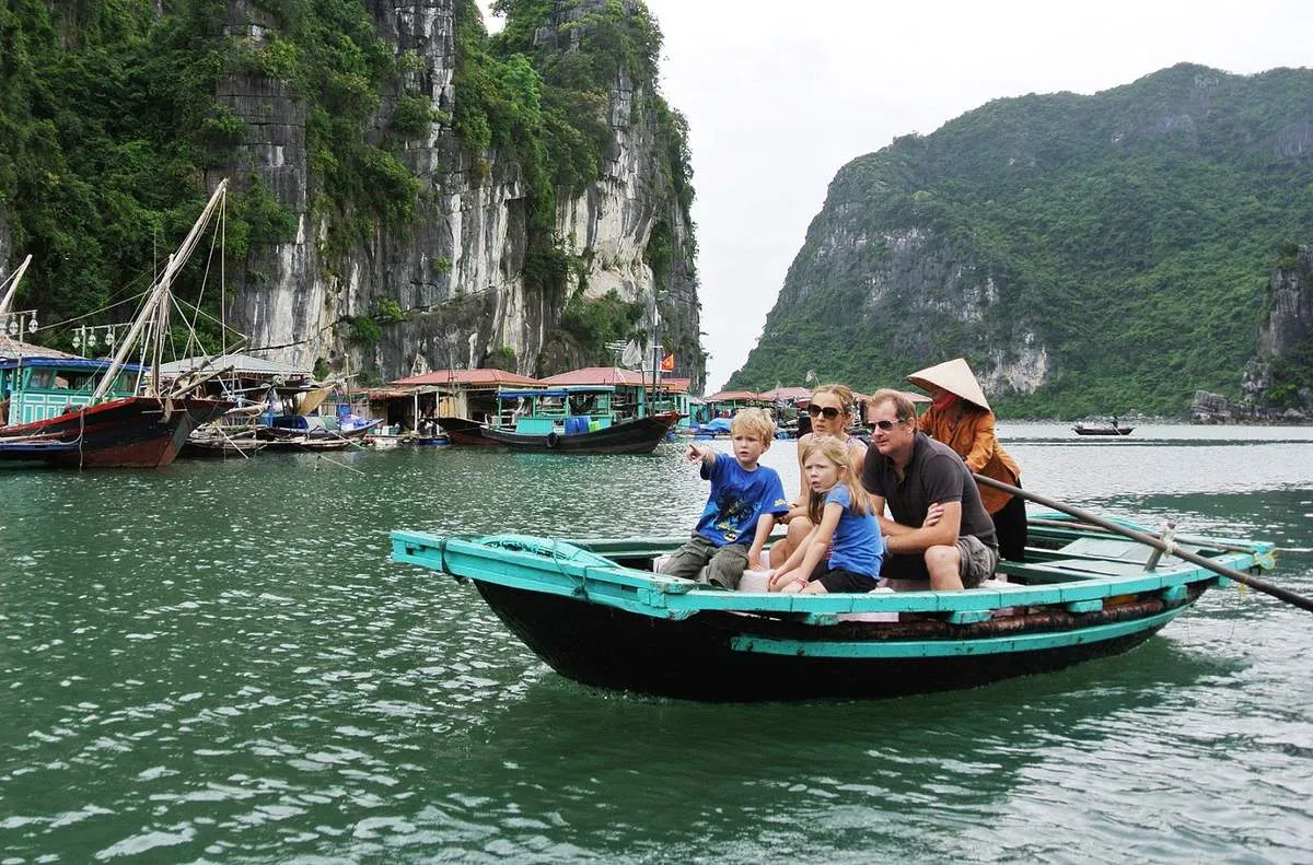 Làng chài Cửa Vạn – Ngôi làng nhỏ thanh bình giữa Vịnh Thiên Đường