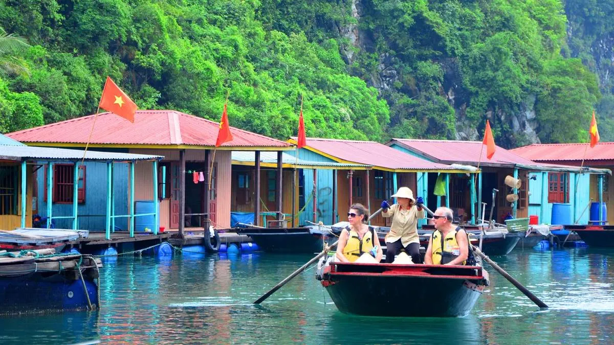 Làng chài Cửa Vạn – Ngôi làng nhỏ thanh bình giữa Vịnh Thiên Đường