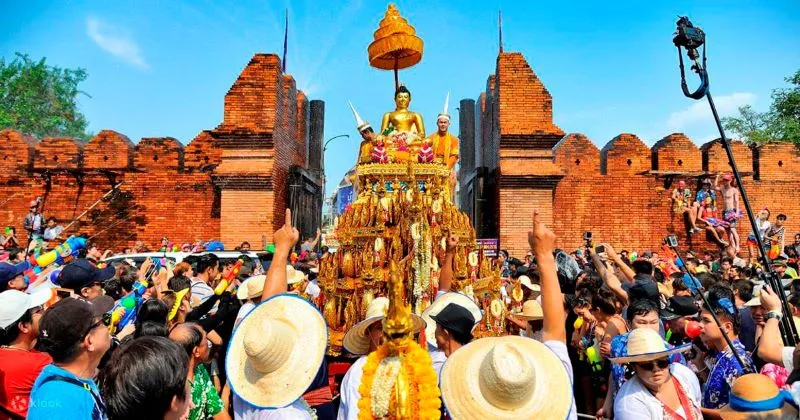 Lễ hội té nước Songkran 2024: Nét đẹp văn hóa Xứ Chùa vàng