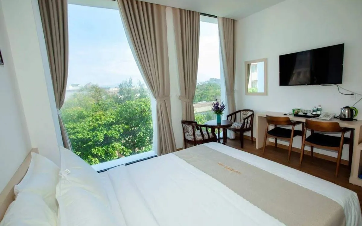 Lucky Hotel Phú Yên dịu dàng giữa bãi biển xanh