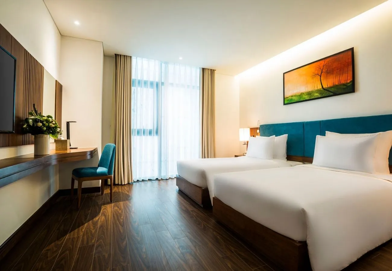 Maximilan Danang Beach Hotel có view hồ bơi ngay bờ biển cực ấn tượng