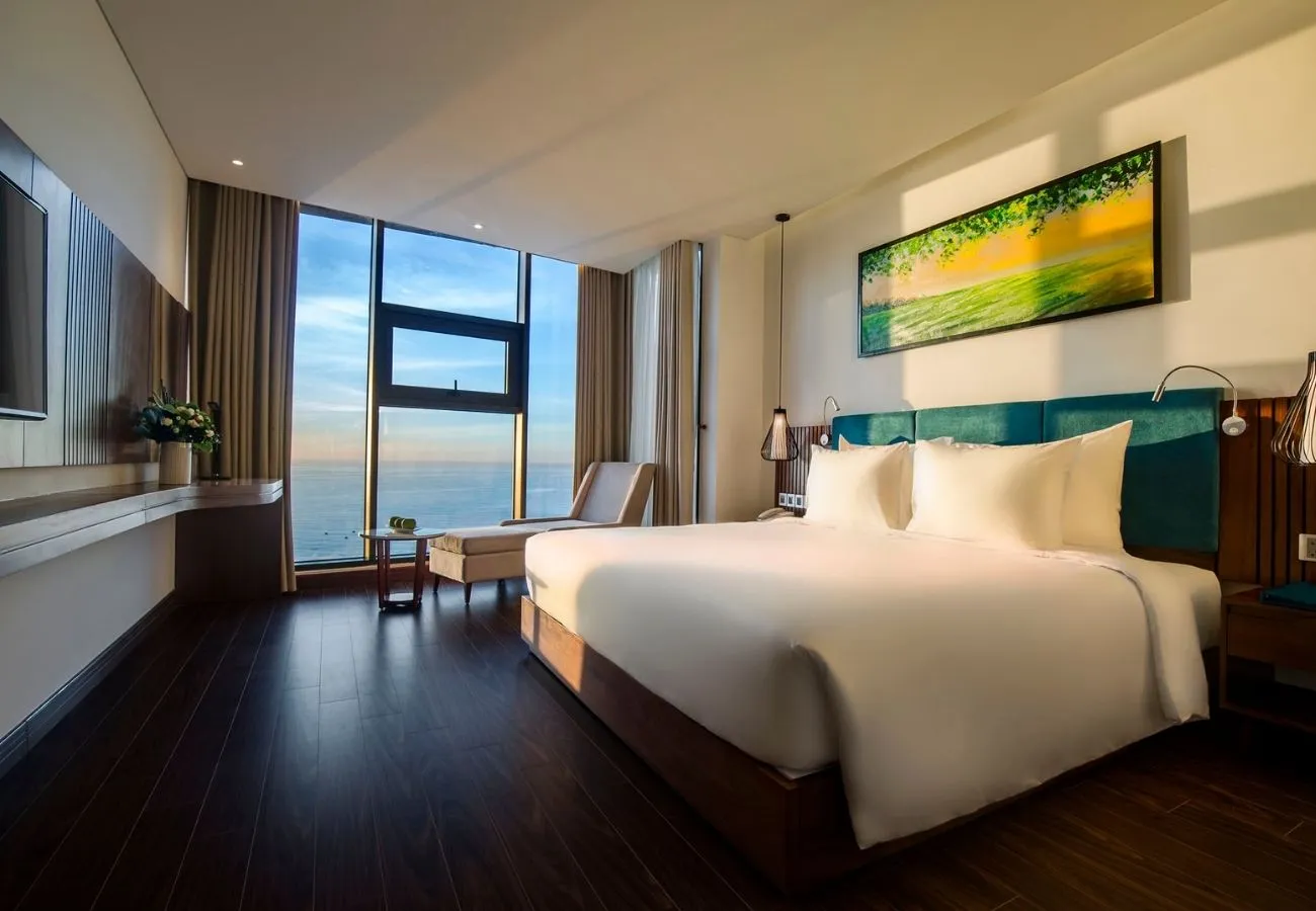 Maximilan Danang Beach Hotel có view hồ bơi ngay bờ biển cực ấn tượng