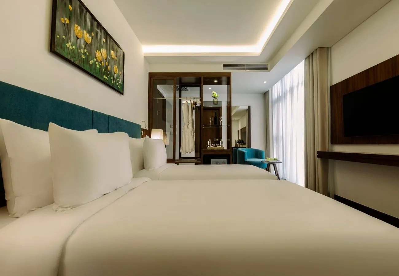 Maximilan Danang Beach Hotel có view hồ bơi ngay bờ biển cực ấn tượng