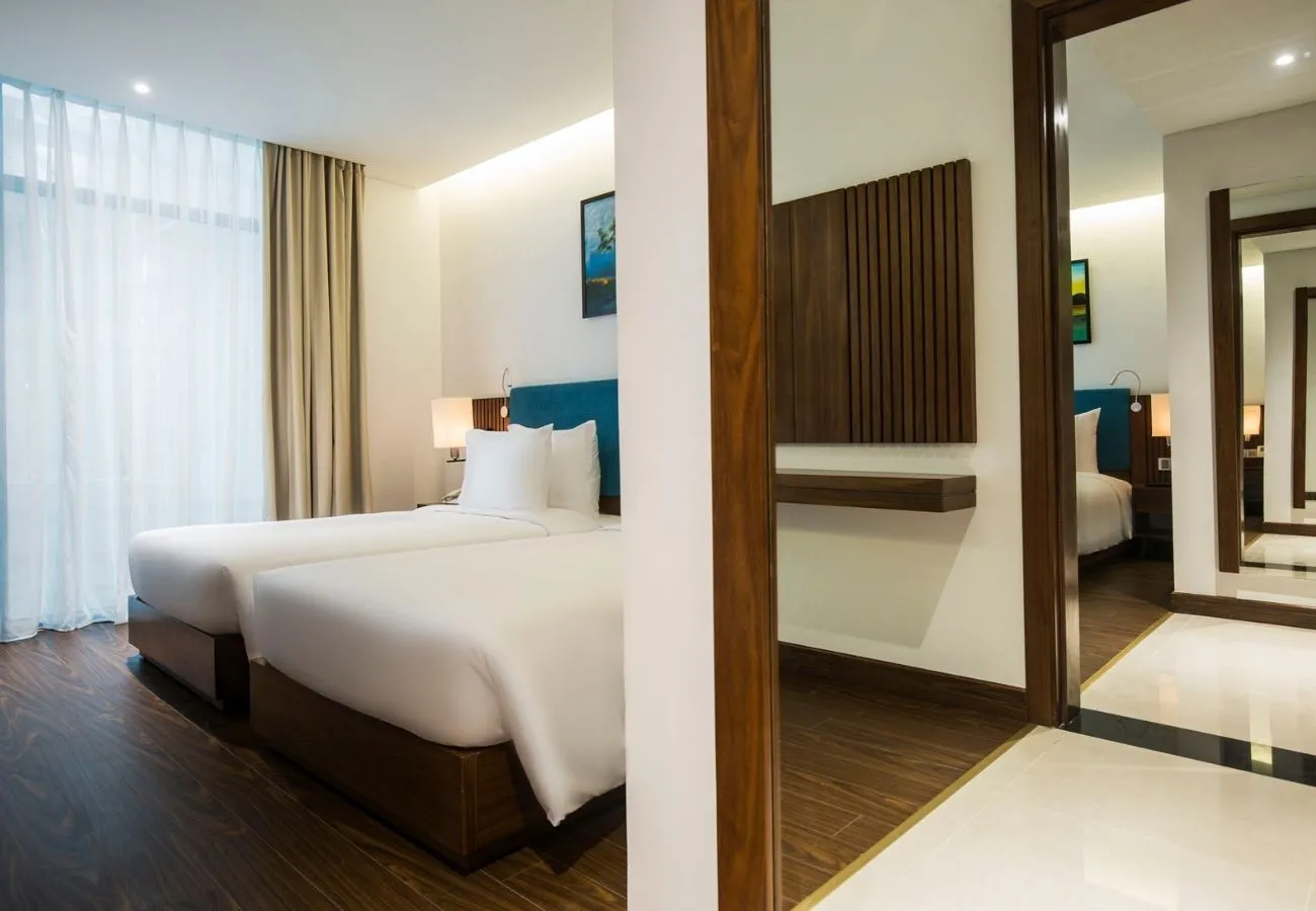 Maximilan Danang Beach Hotel có view hồ bơi ngay bờ biển cực ấn tượng