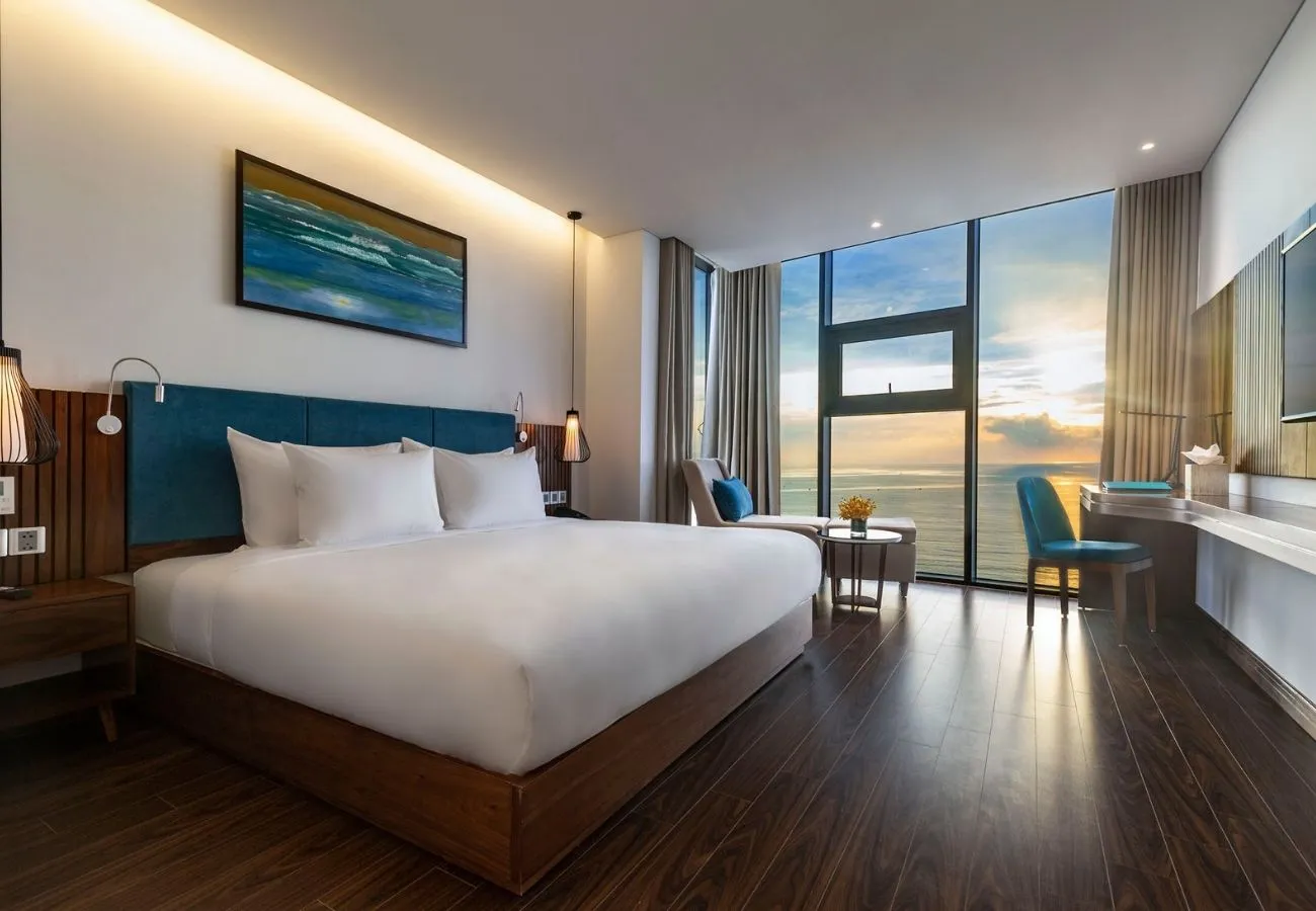 Maximilan Danang Beach Hotel có view hồ bơi ngay bờ biển cực ấn tượng