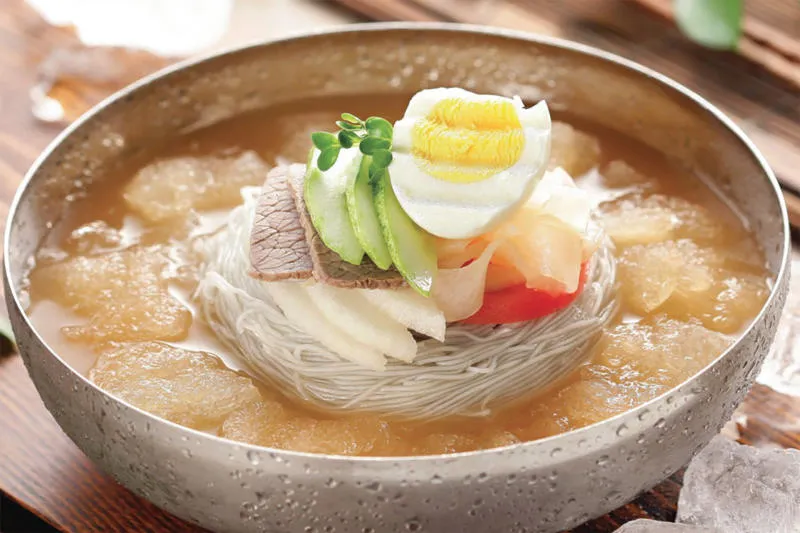 Mê mẩn trước món mì lạnh Naengmyeon nổi tiếng ở Hàn Quốc