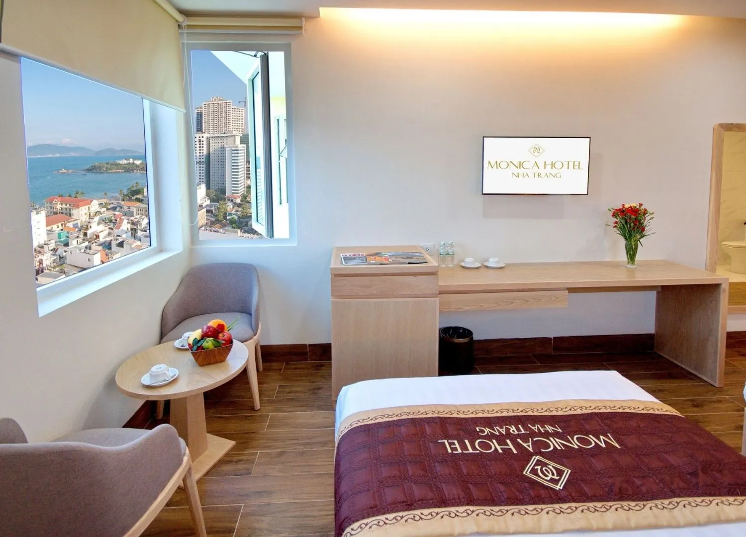 Monica Hotel Nha Trang ngắm nhìn trời xanh mây trắng lững lờ trôi