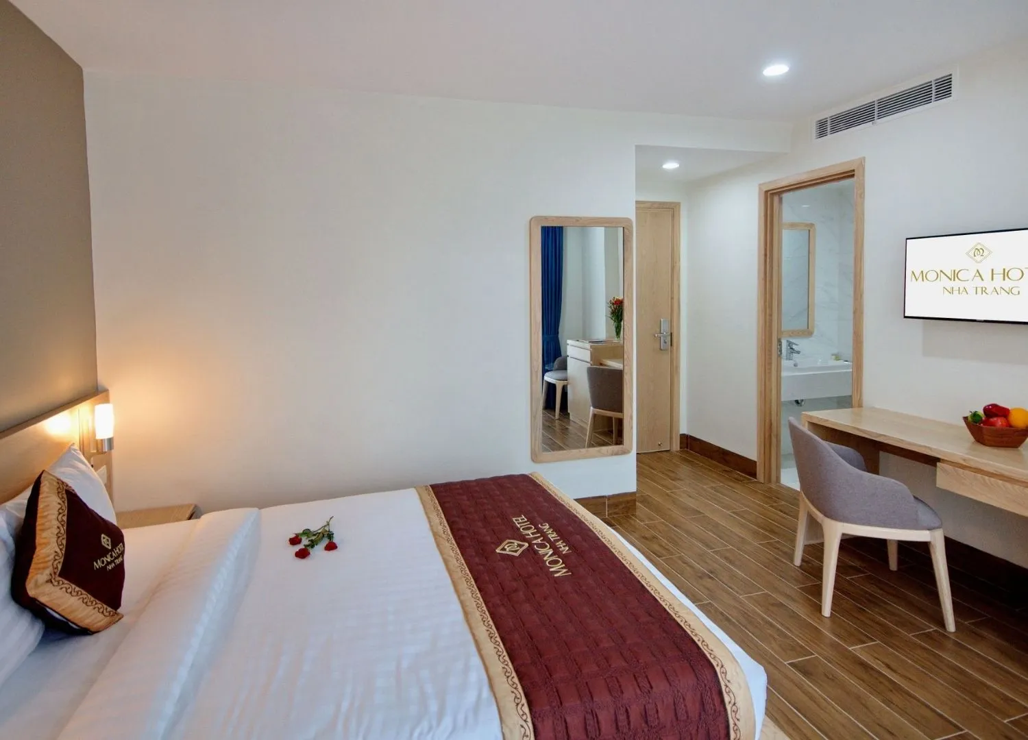 Monica Hotel Nha Trang ngắm nhìn trời xanh mây trắng lững lờ trôi