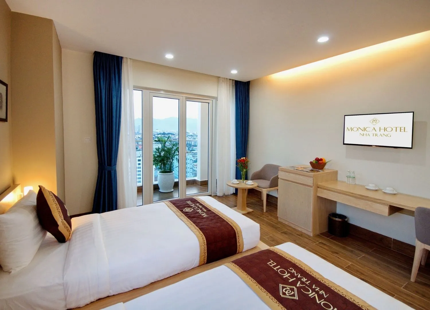 Monica Hotel Nha Trang ngắm nhìn trời xanh mây trắng lững lờ trôi