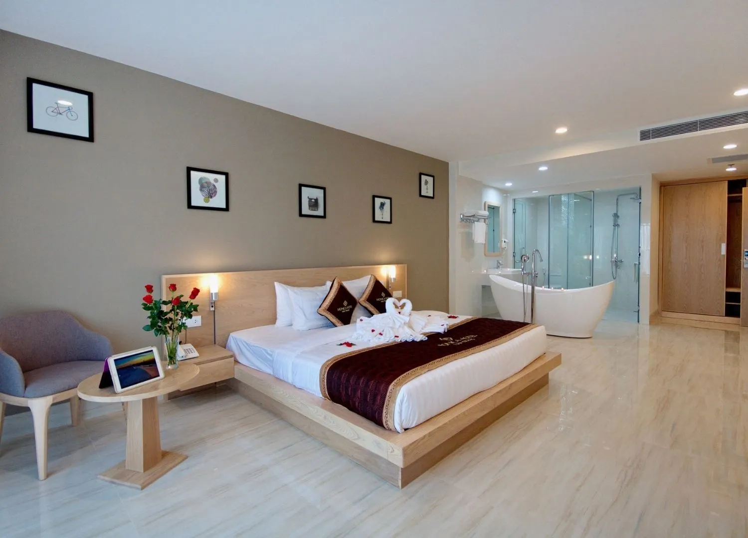 Monica Hotel Nha Trang ngắm nhìn trời xanh mây trắng lững lờ trôi