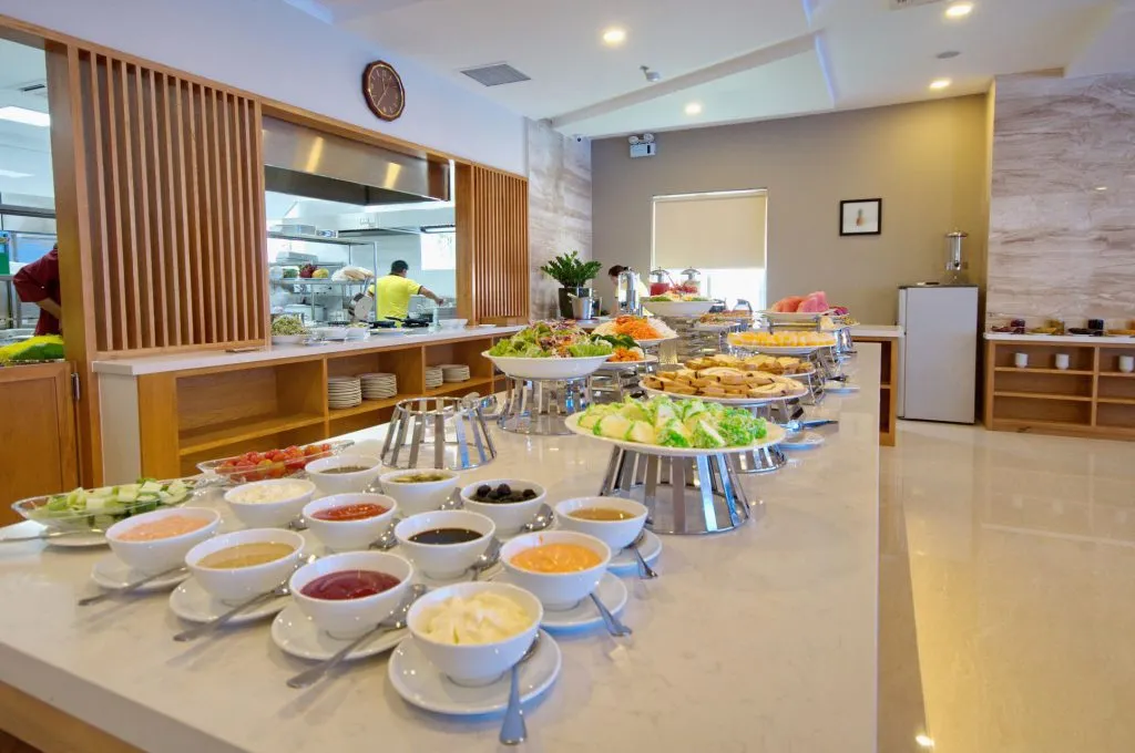 Monica Hotel Nha Trang ngắm nhìn trời xanh mây trắng lững lờ trôi