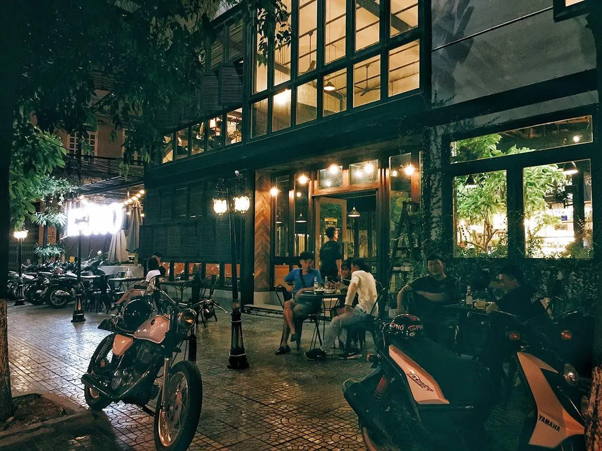 Mono café và không gian cà phê thanh bình, tĩnh lặng