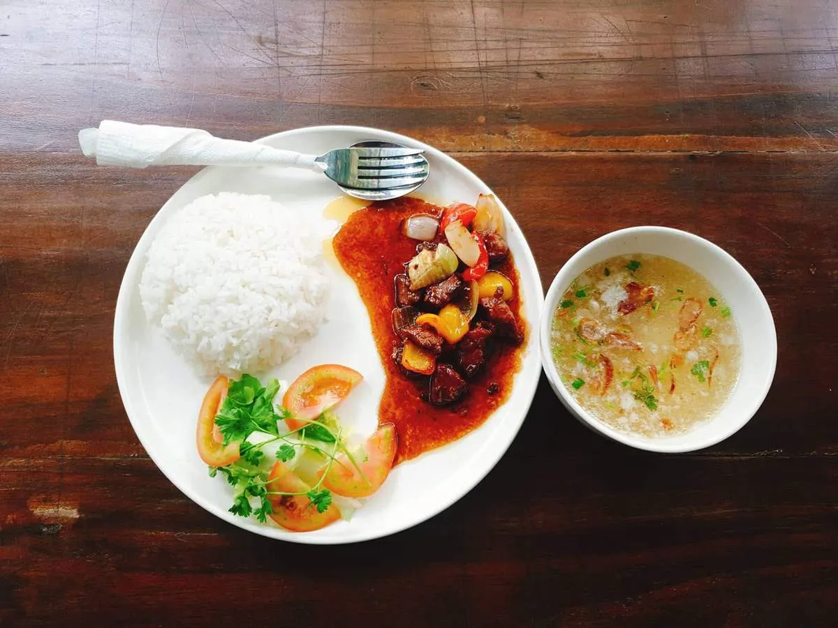 Mono café và không gian cà phê thanh bình, tĩnh lặng