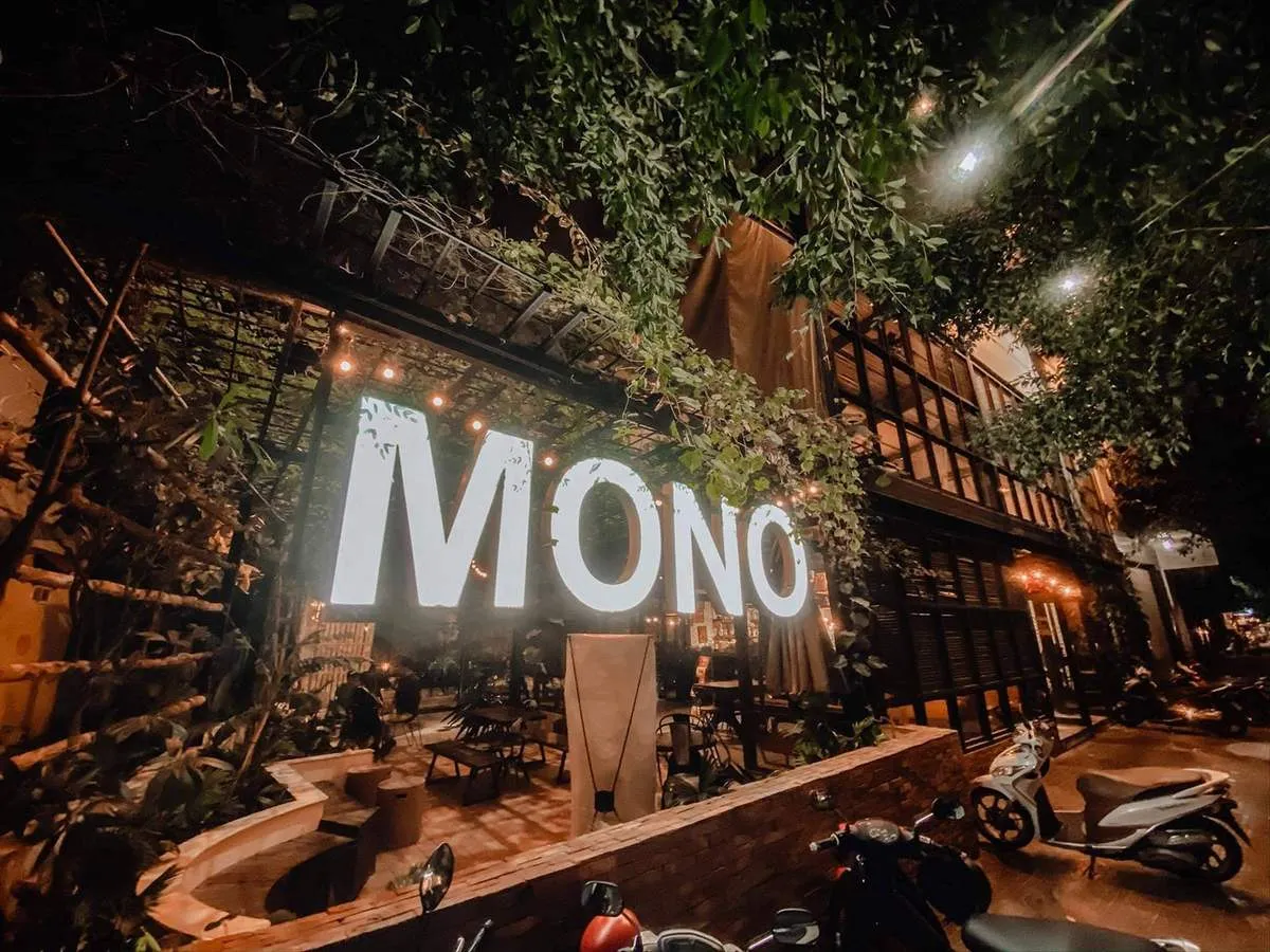 Mono café và không gian cà phê thanh bình, tĩnh lặng