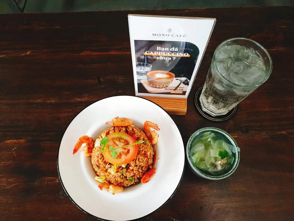 Mono café và không gian cà phê thanh bình, tĩnh lặng