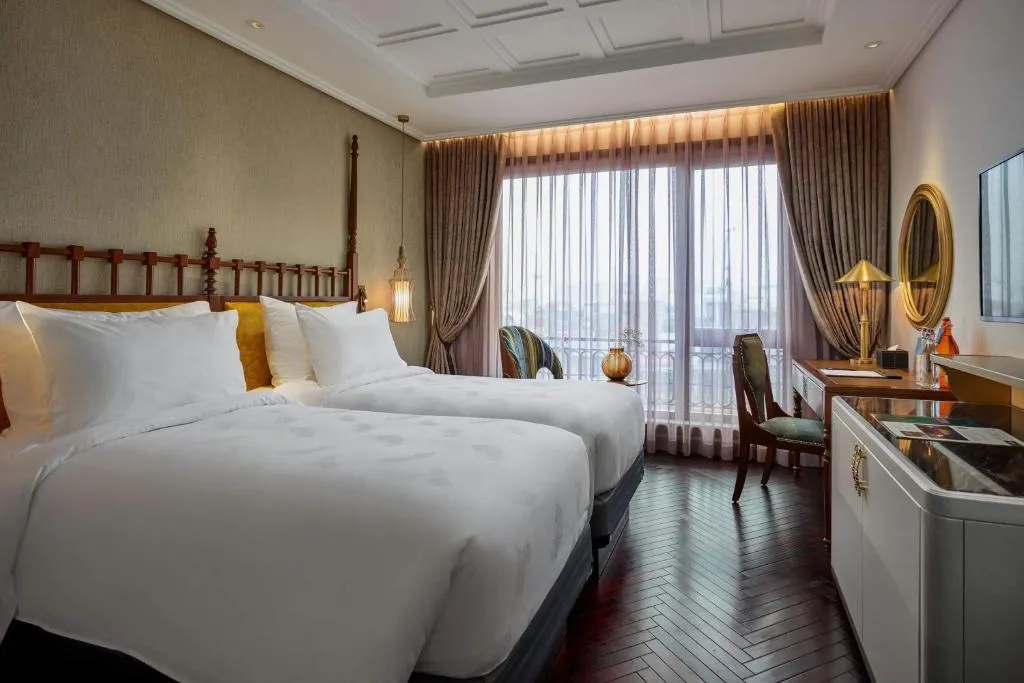 Peridot Grand Hotel And Spa by AIRA mang phong cách hoàng gia giữa Hà Thành