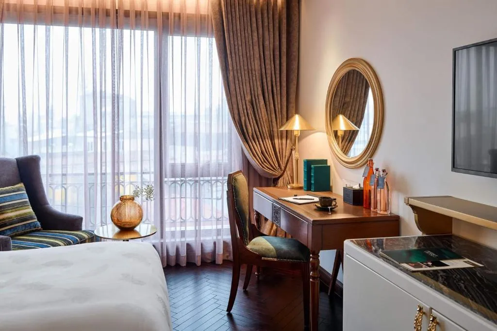 Peridot Grand Hotel And Spa by AIRA mang phong cách hoàng gia giữa Hà Thành