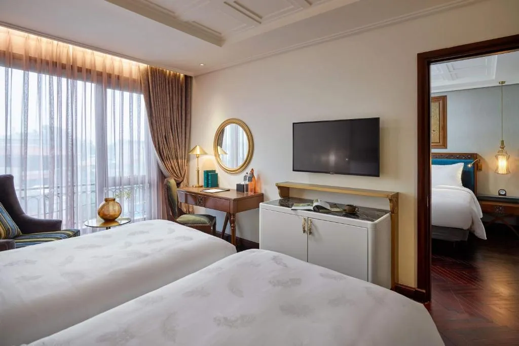 Peridot Grand Hotel And Spa by AIRA mang phong cách hoàng gia giữa Hà Thành