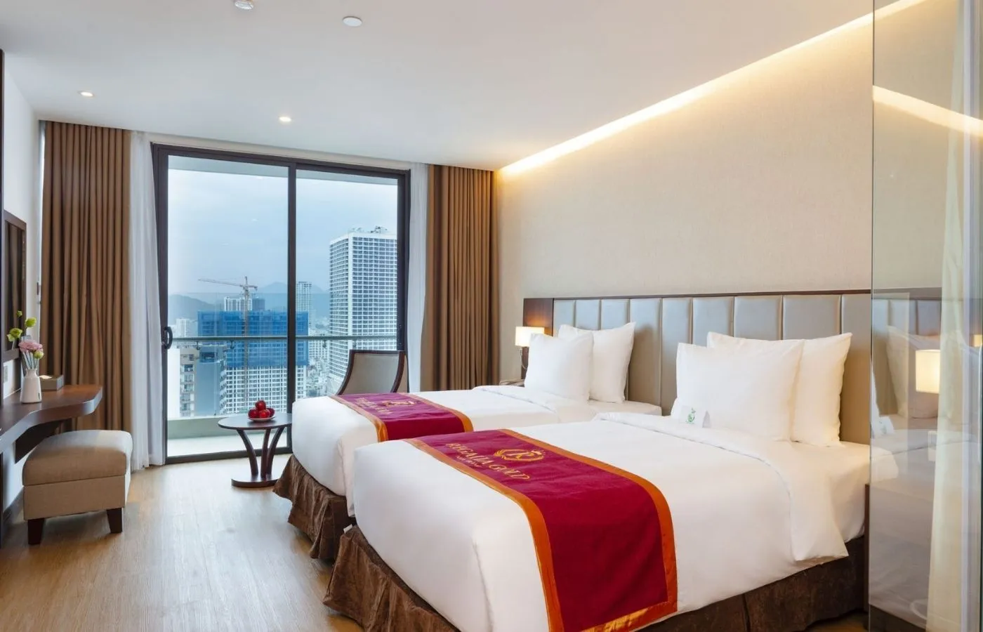 Regalia Gold Hotel-Khách sạn 5 sao có hồ bơi vô cực ở tầng 40