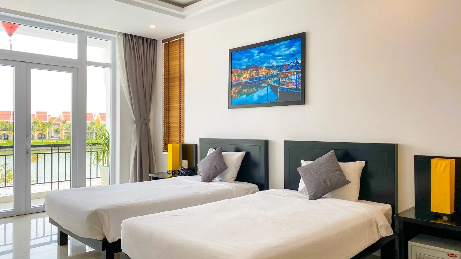 Riverside White House Villa – Ngôi nhà trắng bên dòng sông Hoài lãng mạn