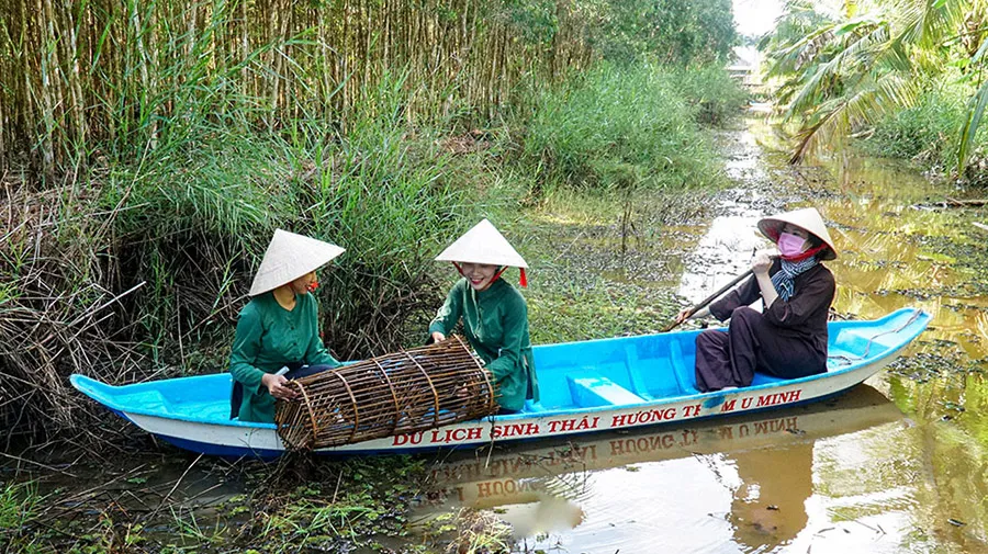 Rộn ràng Nghề đặt lờ ở Cà Mau mỗi mùa nước nổi kéo về