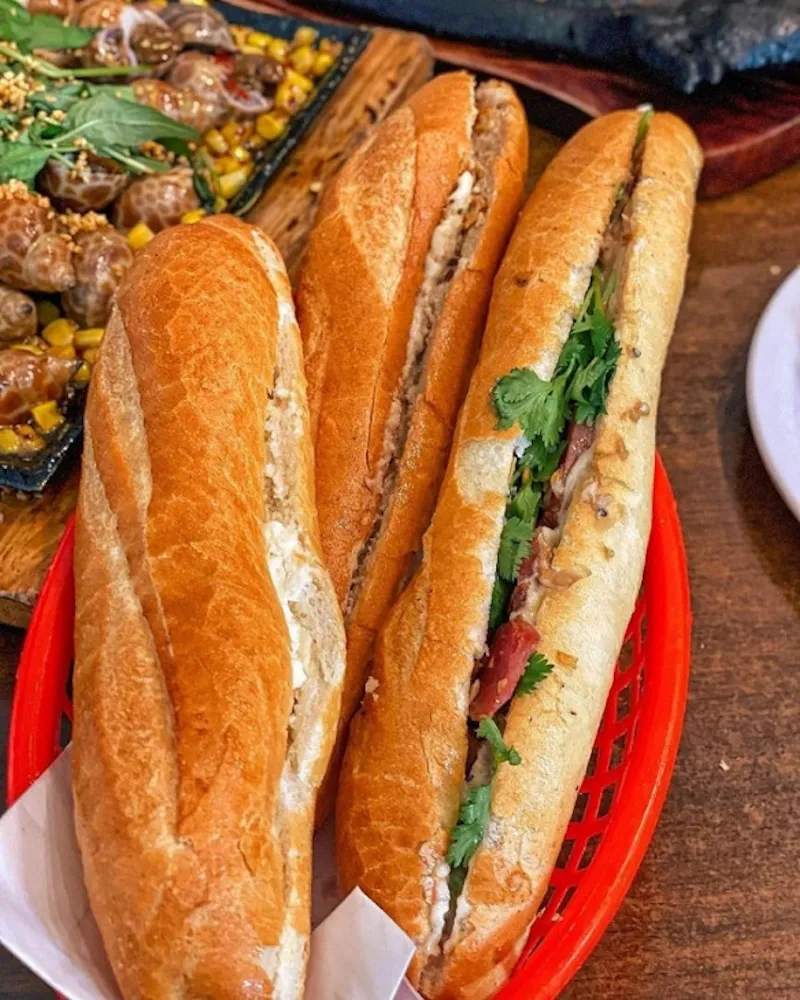 Săn lùng 10 quán bánh mì que Đà Nẵng nổi tiếng ăn là ghiền