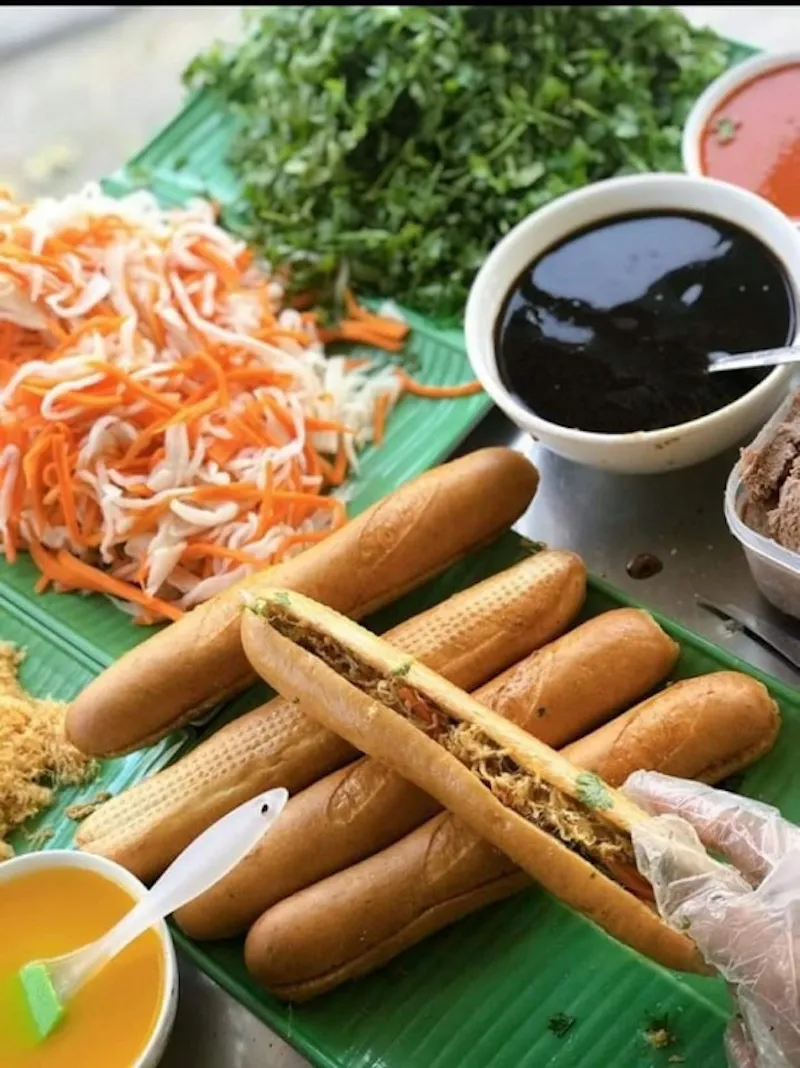 Săn lùng 10 quán bánh mì que Đà Nẵng nổi tiếng ăn là ghiền