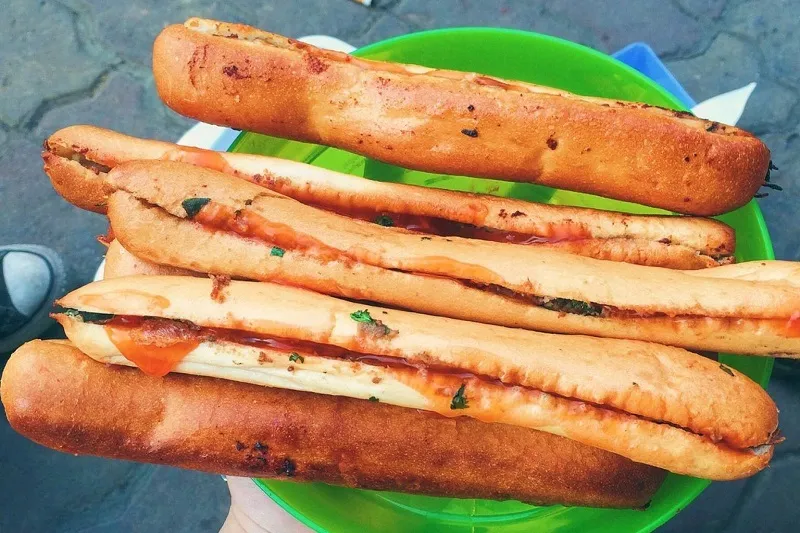 Săn lùng 10 quán bánh mì que Đà Nẵng nổi tiếng ăn là ghiền