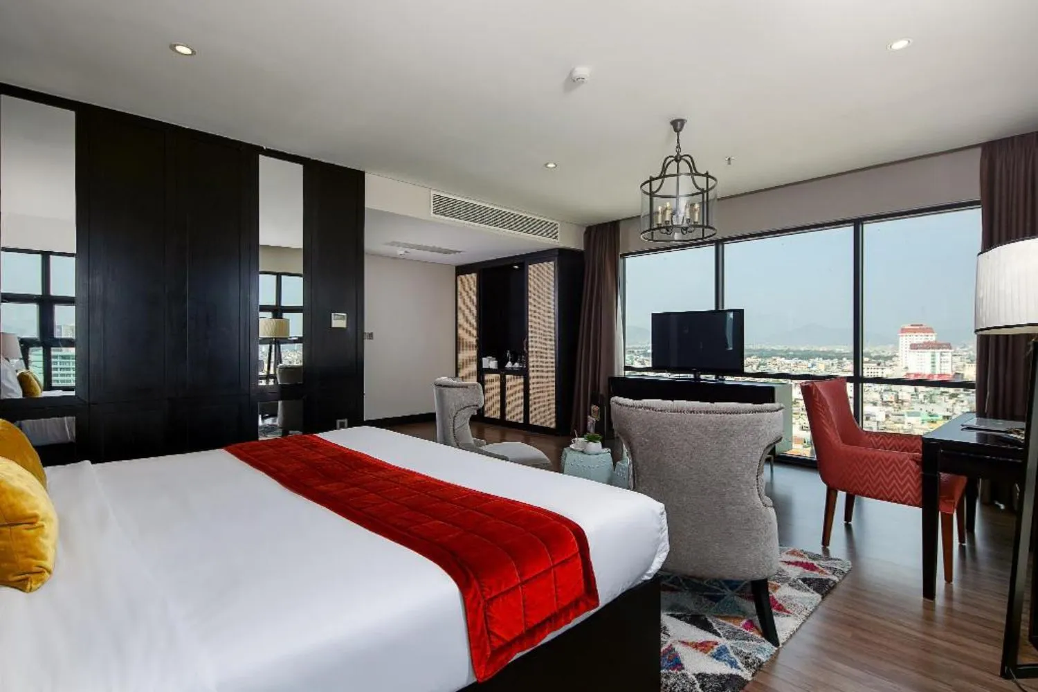 Sanouva Da Nang Hotel tạo nên phong cách cổ điển quý phái từ những năm 90