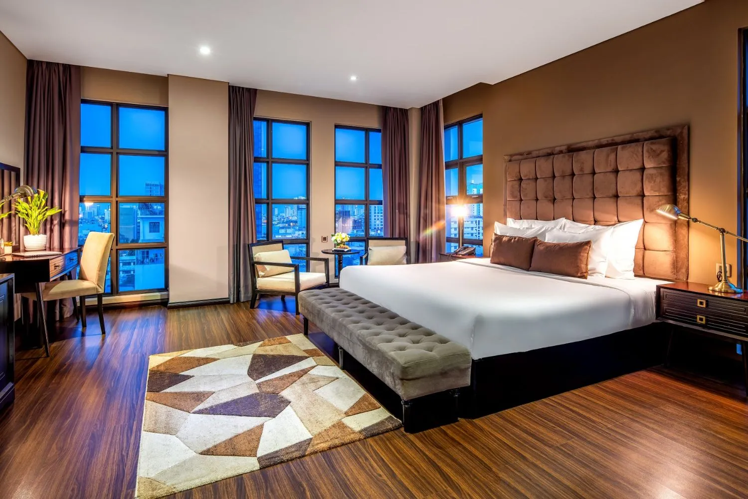 Sanouva Da Nang Hotel tạo nên phong cách cổ điển quý phái từ những năm 90