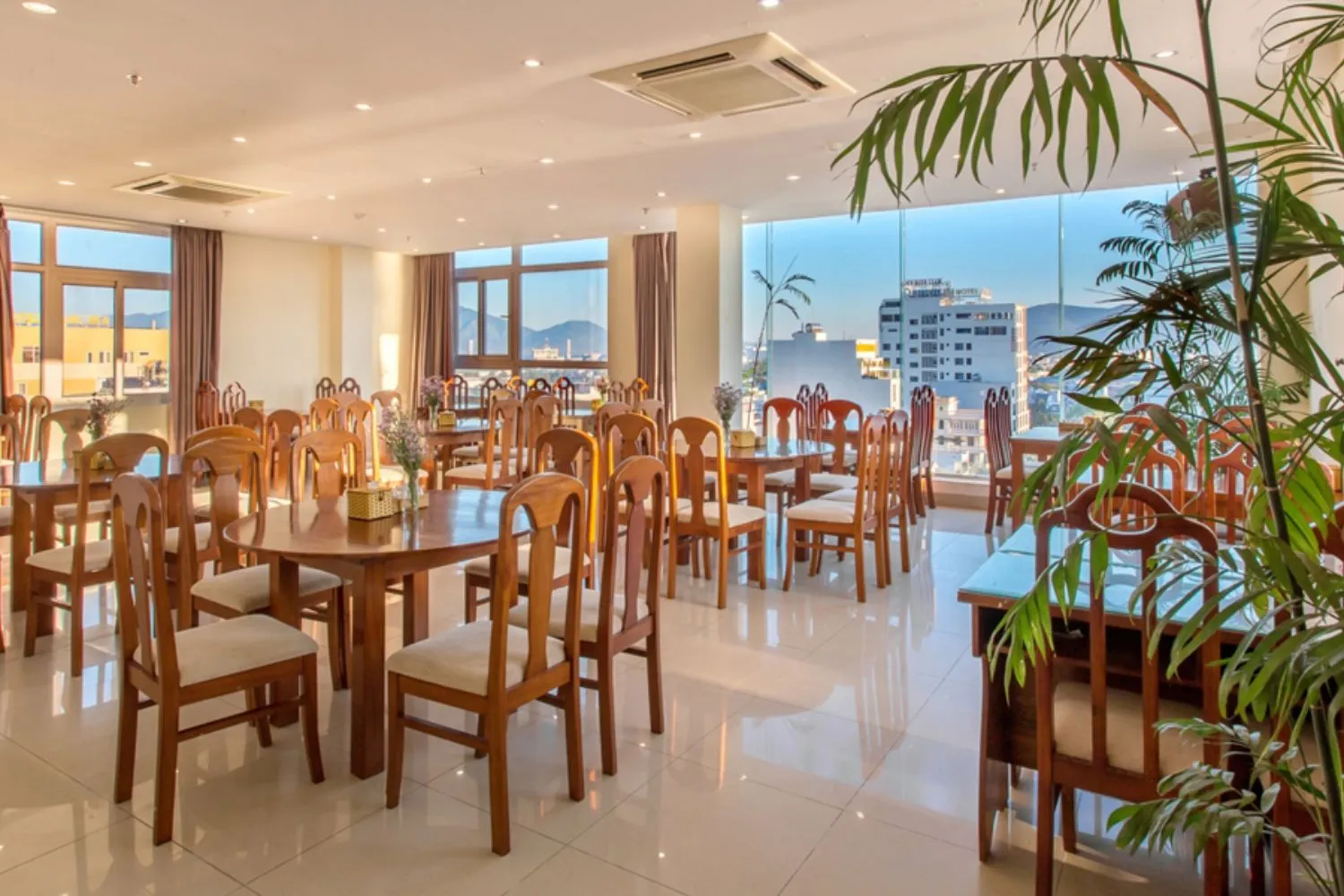 SUNVIEW Hotel đem lại sự bình yên cạnh bên bãi biển Mỹ Khê xinh đẹp