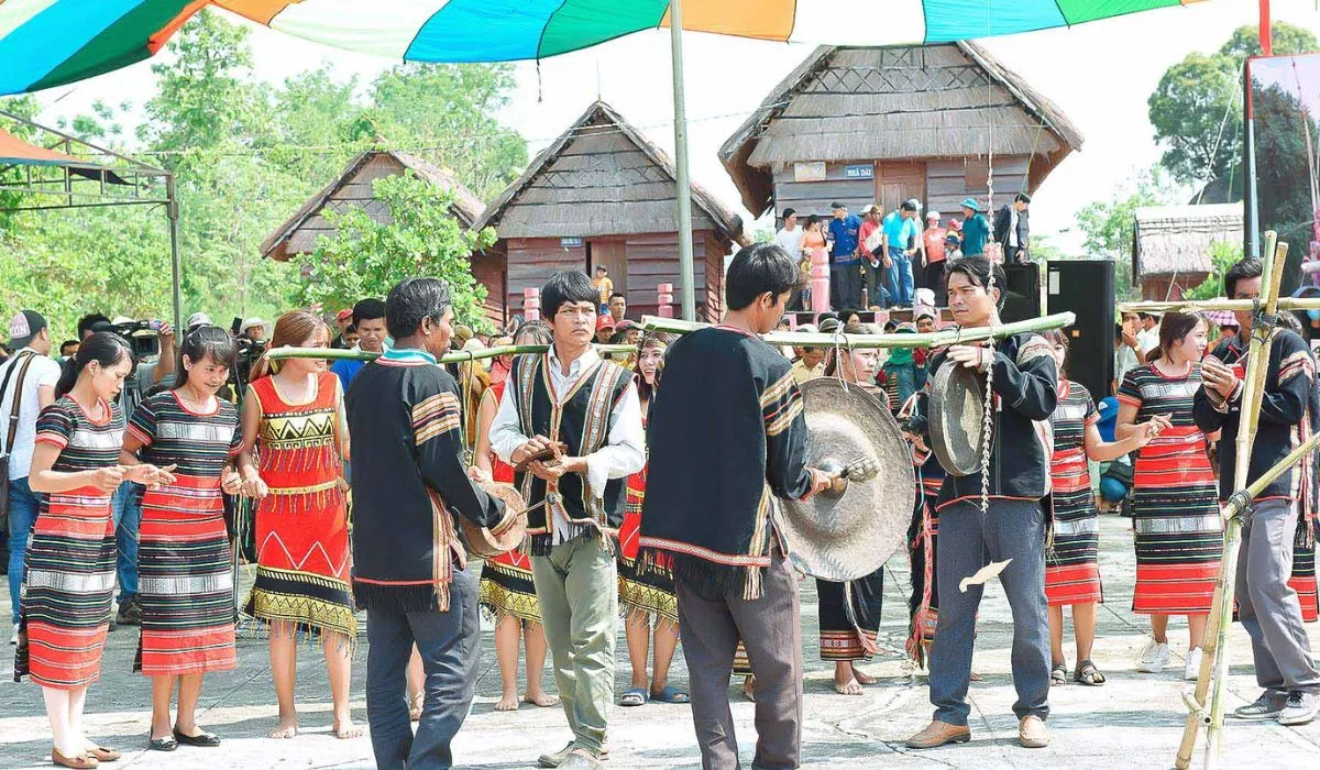 Tham gia vào Lễ cầu mưa Yang Pơtao Apui linh thiêng