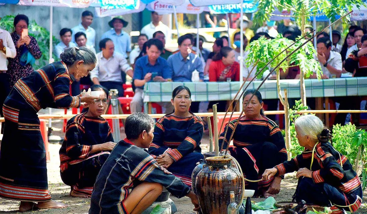 Tham gia vào Lễ cầu mưa Yang Pơtao Apui linh thiêng