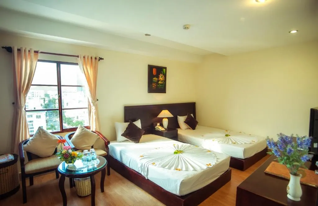 The Summer Hotel mang năng lượng hè đến gần bên bạn