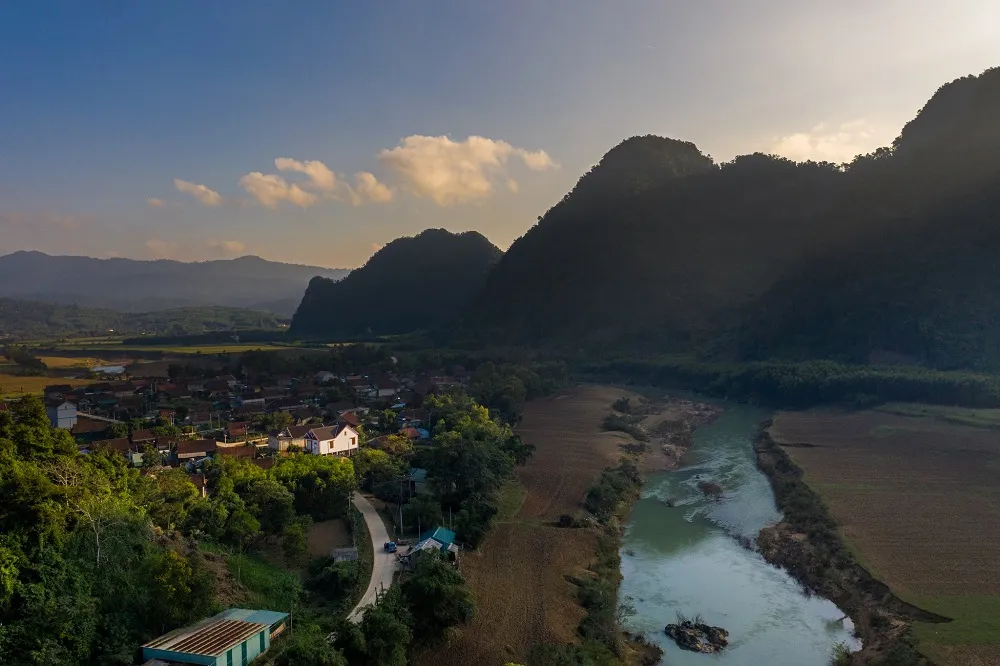 Thưởng ngoạn hoàng hôn mùa đông Tân Hoá Quảng Bình tuyệt đẹp