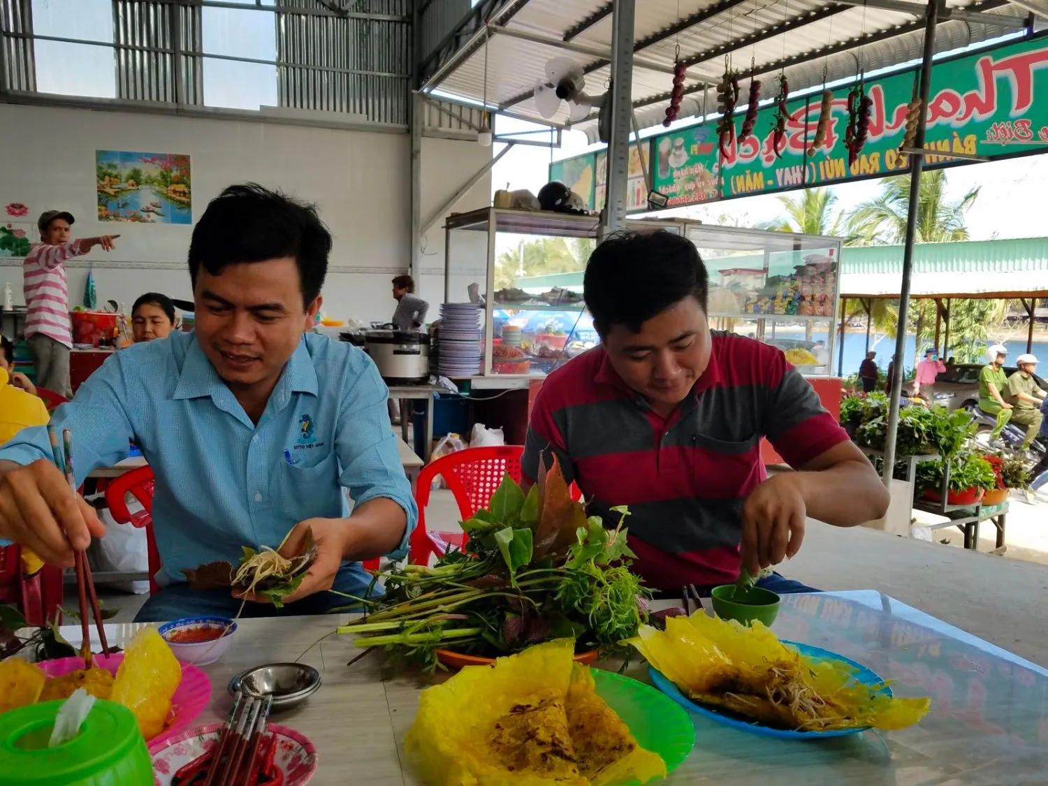 Thưởng thức bánh xèo Núi Cấm An Giang đơn sơ mà đặc biệt thơm ngon