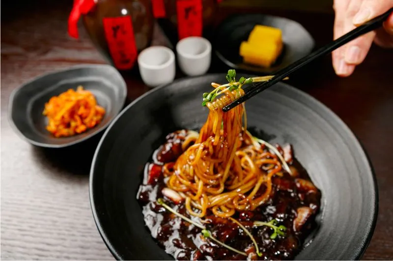 Thưởng thức mì Jajangmyeon ngon nổi tiếng tại Hàn Quốc