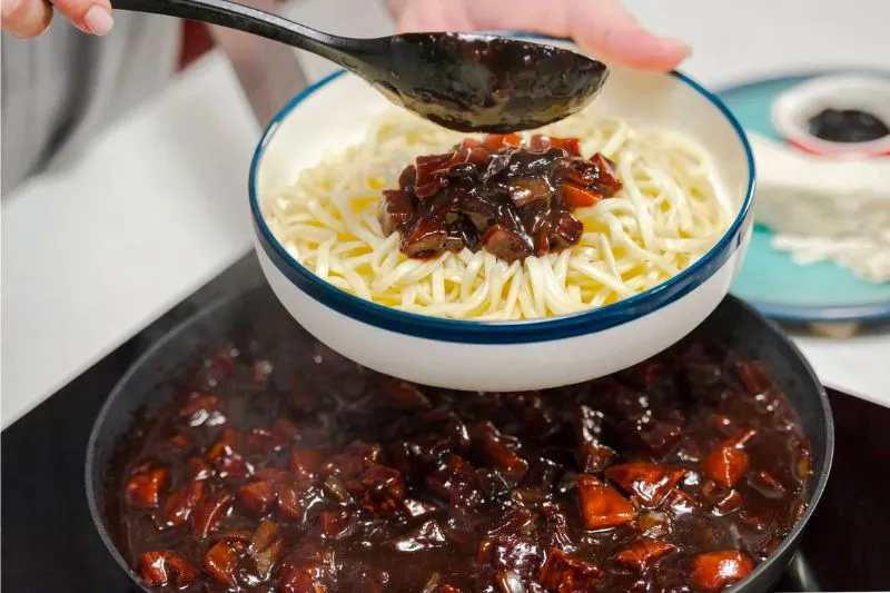 Thưởng thức mì Jajangmyeon ngon nổi tiếng tại Hàn Quốc