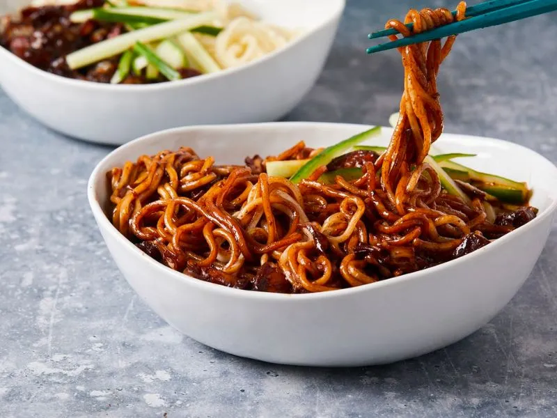 Thưởng thức mì Jajangmyeon ngon nổi tiếng tại Hàn Quốc