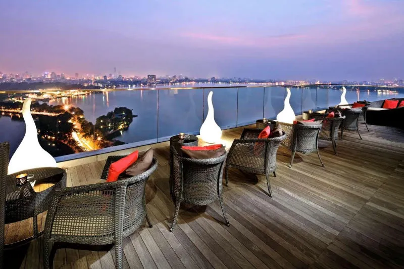 Top 10 Rooftop bar Hanoi sở hữu view săn ảnh cực chất